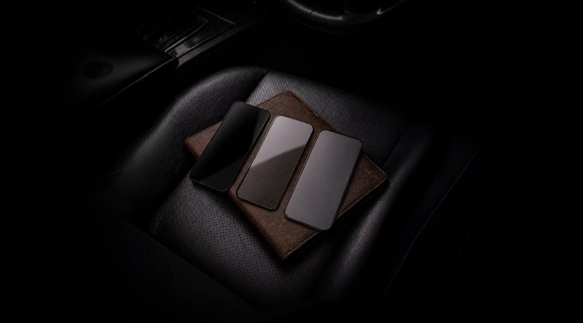 Smartphone mit ELITE Displayschutz auf einem Lederorganizer